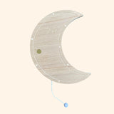 la Boîte à Musique Lune diffuse une mélodie douce qui enveloppe vos tout-petits de confort et de bien-être. Elle sera la compagne fidèle, embellissant les nuits de votre enfant avec une mélodie enchanteresse qui perdurera au fil des années.