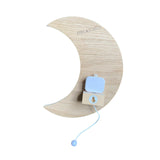 la Boîte à Musique Lune diffuse une mélodie douce qui enveloppe vos tout-petits de confort et de bien-être. Elle sera la compagne fidèle, embellissant les nuits de votre enfant avec une mélodie enchanteresse qui perdurera au fil des années.