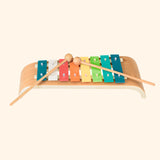 Découvrez le xylophone en bois et métal multicolore pour enfants dès 3 ans. Composé de 8 notes, il initie les petits musiciens à la musique et développe leur sens du rythme. Dimensions : 28 x 11 x 5 cm. Commandez maintenant et laissez votre enfant explorer la musique !