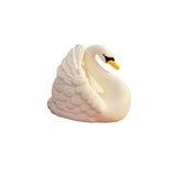 Le jouet de bain Cygne de Natruba est le compagnon idéal pour rendre l'heure du bain encore plus amusante et sensorielle pour votre bébé. Fabriqué à partir de caoutchouc 100% naturel issu de l'Hévéa