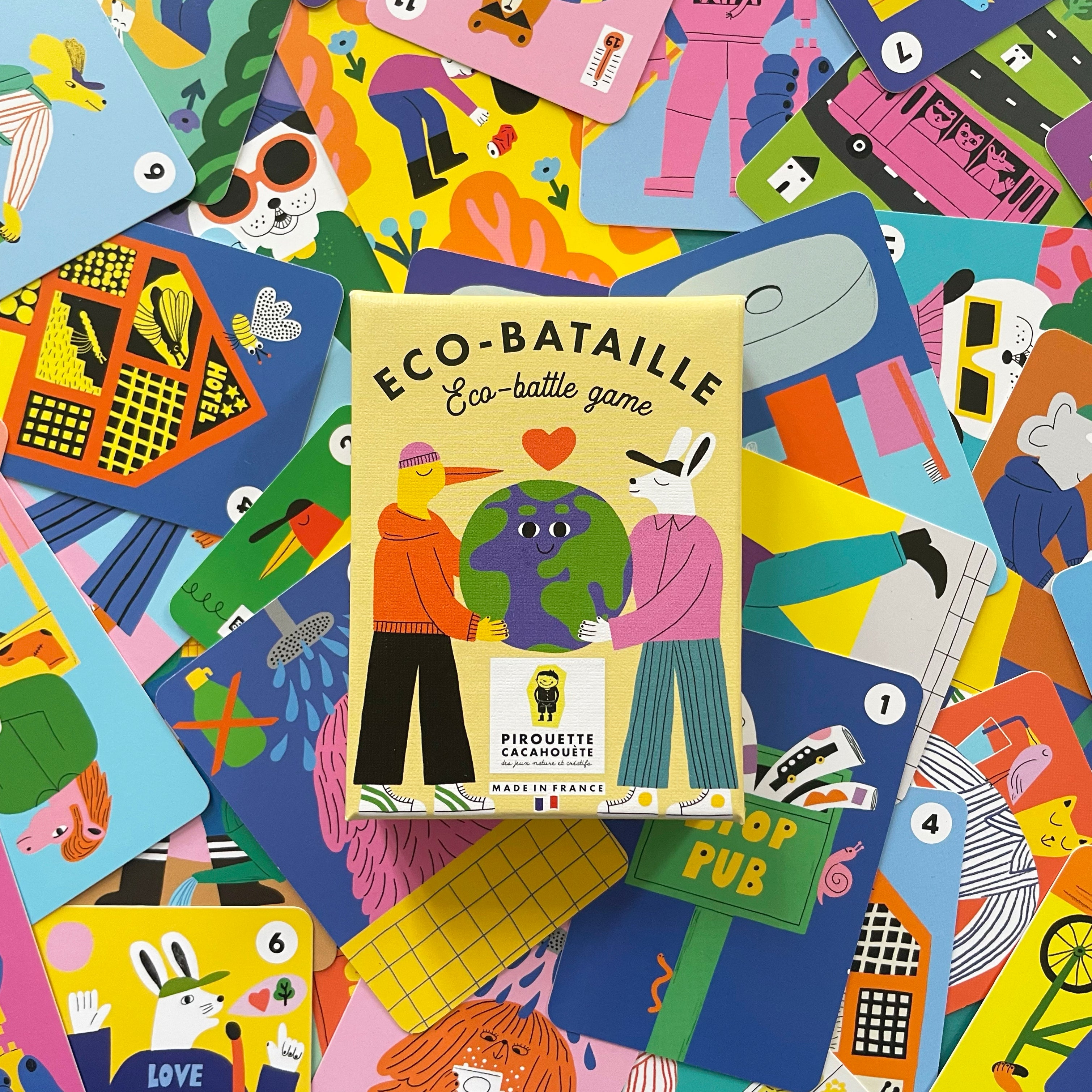 Amusez-vous avec notre Jeu de Cartes Éco-Bataille, idéal pour jouer entre amis ou en famille, à la maison ou en vacances. Ce jeu divertissant vous fait découvrir des gestes écologiques simples à adopter au quotidien. Créé en collaboration avec l'association "Ma Petite Planète", il combine plaisir et éducation environnementale.