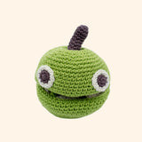 Ce jouet est une idée de cadeau originale et écologique. Réversible, il prend la forme d'une pomme et se transforme en fleur. En manipulant ce jouet, l'enfant stimule sa motricité et découvre que la pomme provient d'une petite fleur, une leçon en accord avec la pédagogie Montessori.