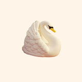 Le jouet de bain Cygne de Natruba est le compagnon idéal pour rendre l'heure du bain encore plus amusante et sensorielle pour votre bébé. Fabriqué à partir de caoutchouc 100% naturel issu de l'Hévéa