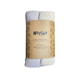 Lot de 2 langes en mousseline 100% biologique à double épaisseur Ce lot de 2 langes en mousseline vous offre une qualité supérieure pour prendre soin de votre bébé au quotidien. Fabriqués à partir de coton 100% biologique à double épaisseur, ces langes sont non seulement doux pour la peau délicate de votre enfant, mais aussi respectueux de l'environnement.