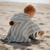 Découvrez le poncho de plage enfant en 100% coton biologique avec capuche et intérieur éponge. Confortable et pratique, idéal pour la plage, la piscine et les vacances. Tailles de 0 à 3 ans. Séchage rapide, doux et écologique. Chez PABO, tous nos produits sont proposés à des prix réduits en raison d'imperfections.