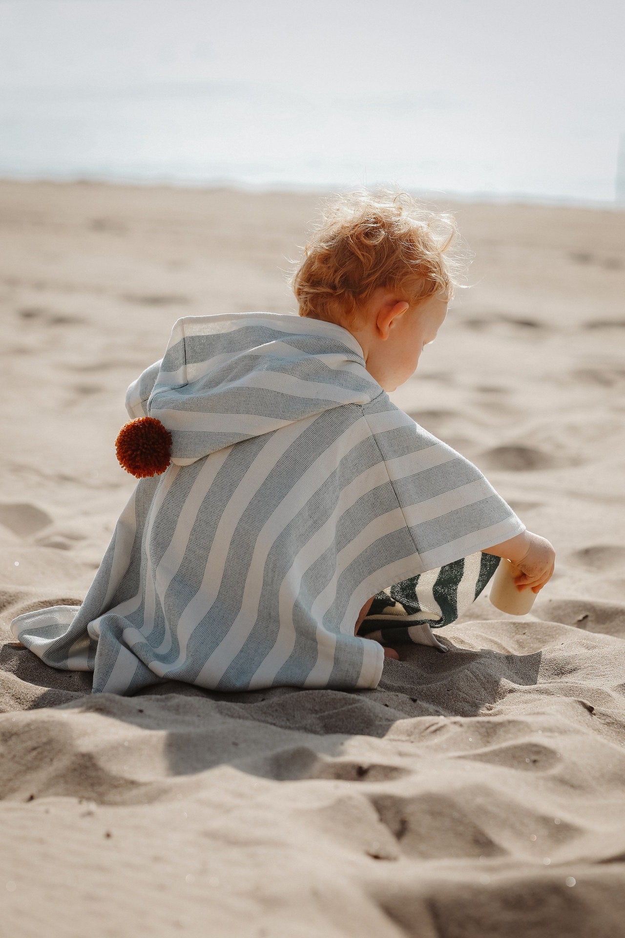 Découvrez le poncho de plage enfant en 100% coton biologique avec capuche et intérieur éponge. Confortable et pratique, idéal pour la plage, la piscine et les vacances. Tailles de 0 à 3 ans. Séchage rapide, doux et écologique. Chez PABO, tous nos produits sont proposés à des prix réduits en raison d'imperfections.