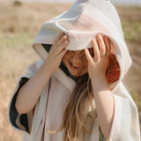 Découvrez le poncho de plage enfant en 100% coton biologique avec capuche et intérieur éponge. Confortable et pratique, idéal pour la plage, la piscine et les vacances. Tailles de 0 à 6 ans. Séchage rapide, doux et écologique. Chez PABO, tous nos produits sont proposés à des prix réduits en raison d'imperfections.