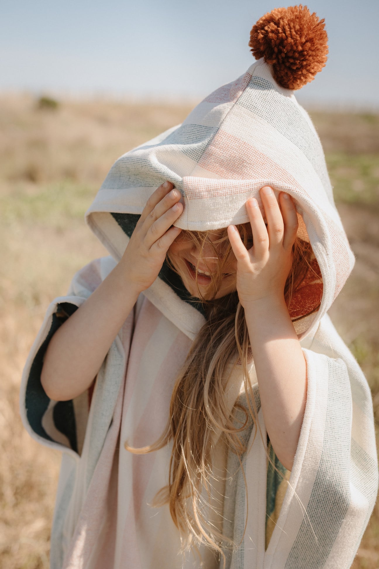 Découvrez le poncho de plage enfant en 100% coton biologique avec capuche et intérieur éponge. Confortable et pratique, idéal pour la plage, la piscine et les vacances. Tailles de 0 à 6 ans. Séchage rapide, doux et écologique. Chez PABO, tous nos produits sont proposés à des prix réduits en raison d'imperfections.