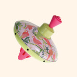 Découvrez la toupie en métal "Perroquet", un jouet nostalgique et ludique qui développe l'habileté des enfants. Écoutez son doux son en rotation et offrez un succès garanti pour toutes les occasions !