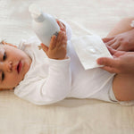 Découvrez Liniment Bébé, hypoallergénique et sans parfum, idéal pour les peaux sensibles des 0-3 ans. +98% d'origine naturelle, testé dermatologiquement. Fabriqué en France.