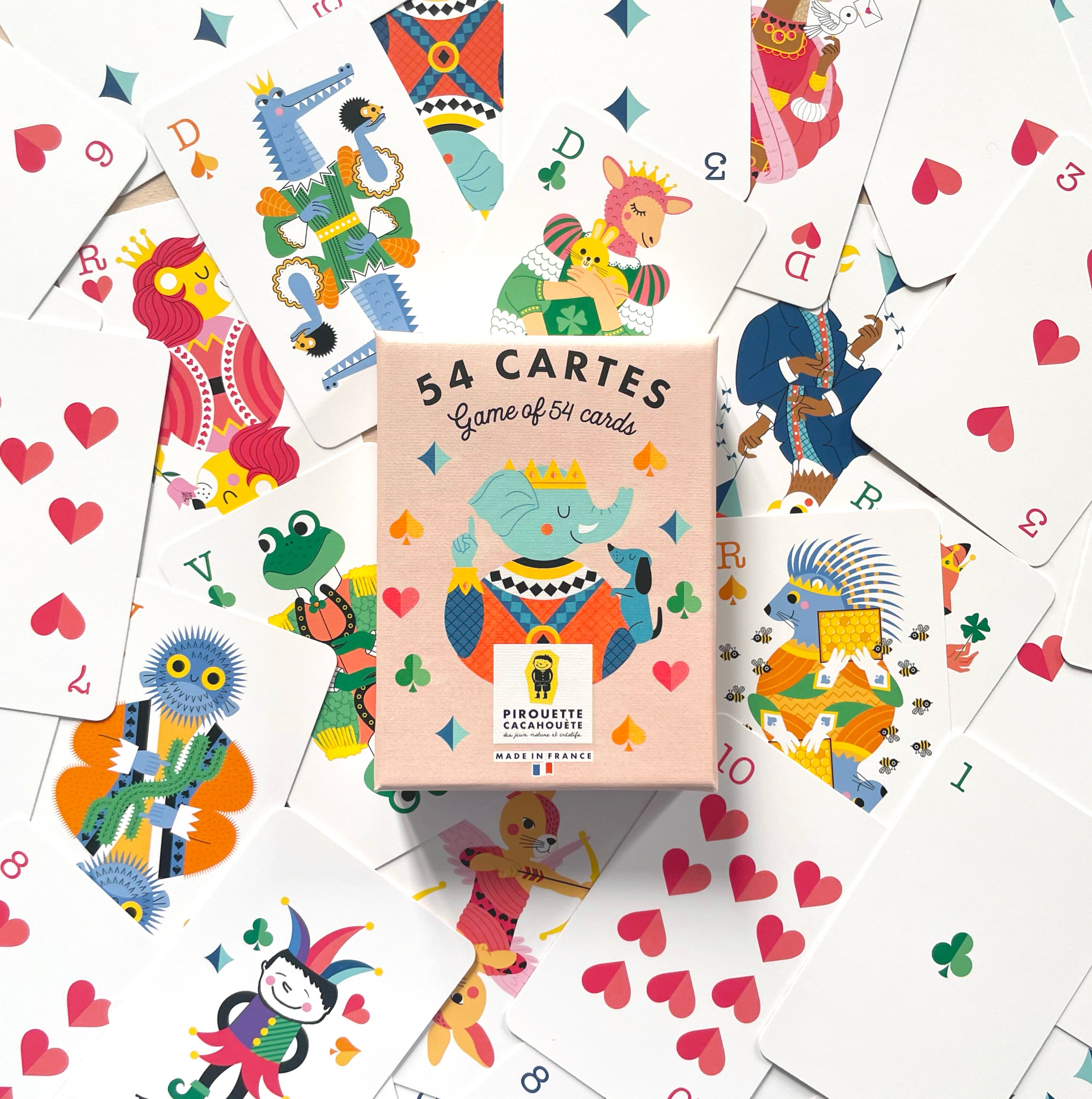 Découvrez notre jeu de 54 cartes, idéal pour des moments de convivialité entre amis ou en famille. Ce jeu coloré, parfait à la maison ou en vacances, présente les traditionnelles familles de cœur, carreau, pique et trèfle, apportant une touche classique à vos jeux de cartes favoris.