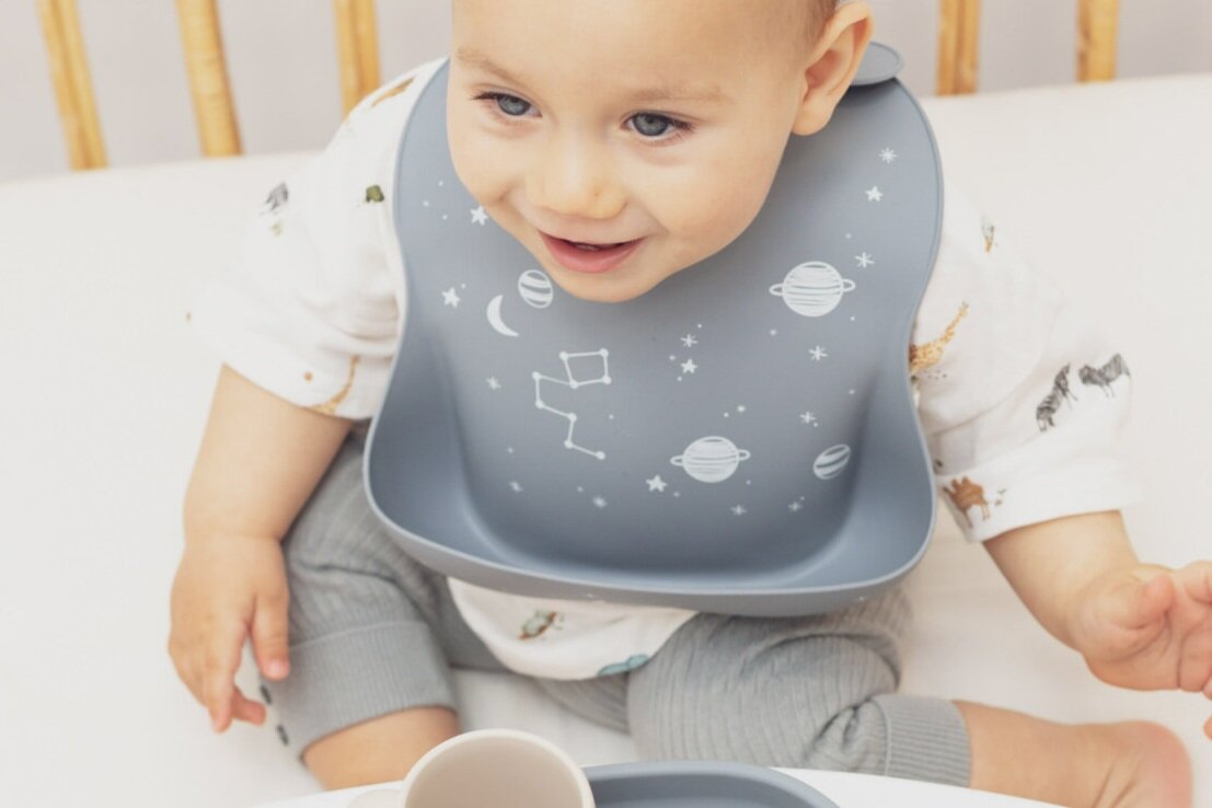 Découvrez nos bavoirs en silicone conçus en Allemagne, parfaits pour les repas des tout-petits. Faciles à nettoyer et à ranger, sans BPA, BPS et PVC, avec une boutonnière renforcée pour plus de sécurité. Idéaux pour un repas sans désordre.