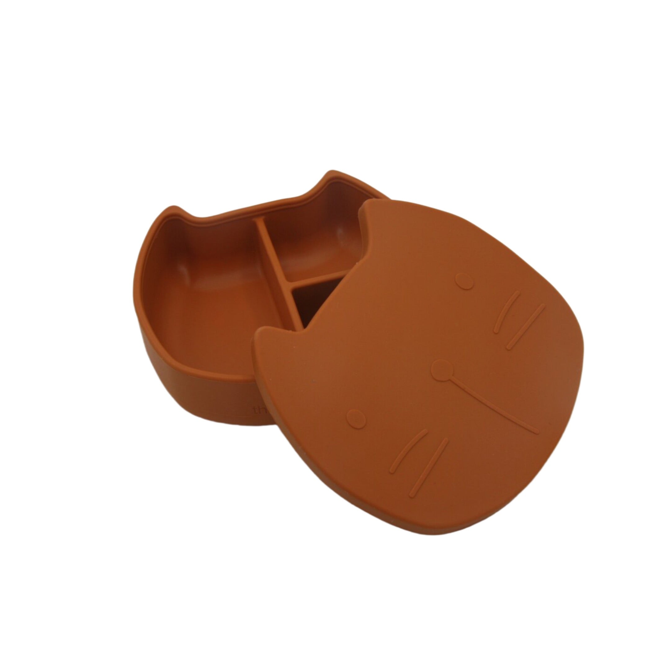 Découvrez la boîte à lunch Pippa, douce et incassable, idéale pour les goûters des enfants. En silicone sans BPA, avec des compartiments pratiques et un couvercle pouvant servir d'assiette. Facile à laver et conçue en Allemagne.