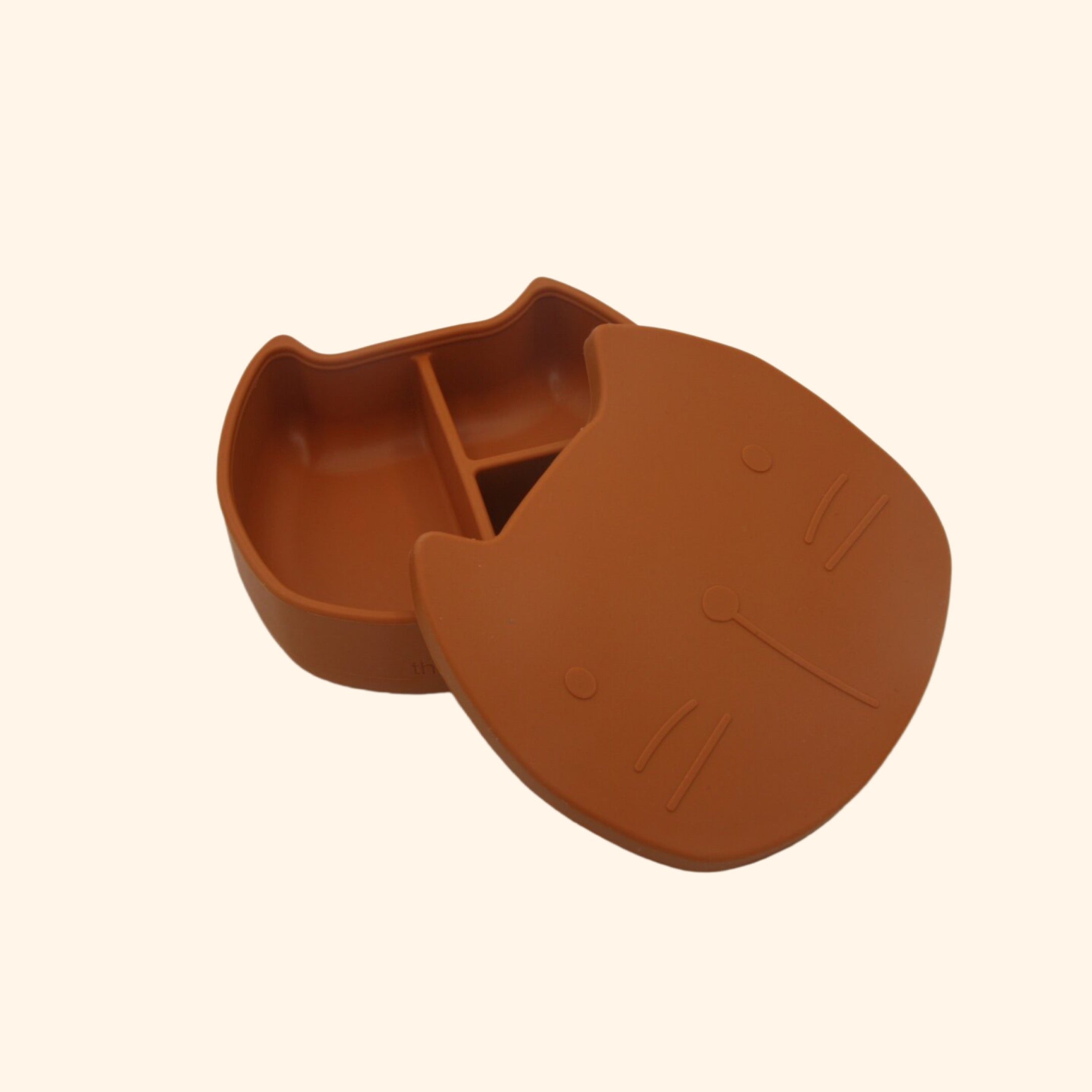 Découvrez la boîte à lunch Pippa, douce et incassable, idéale pour les goûters des enfants. En silicone sans BPA, avec des compartiments pratiques et un couvercle pouvant servir d'assiette. Facile à laver et conçue en Allemagne.