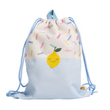Découvrez le Sac à Cordon pour enfants, un compagnon pratique et ludique pour toutes leurs aventures. Fabriqué en matériau rPET respectueux de l'environnement, ce sac spacieux et coloré offre durabilité et style, parfait pour l'école, le sport et les sorties.