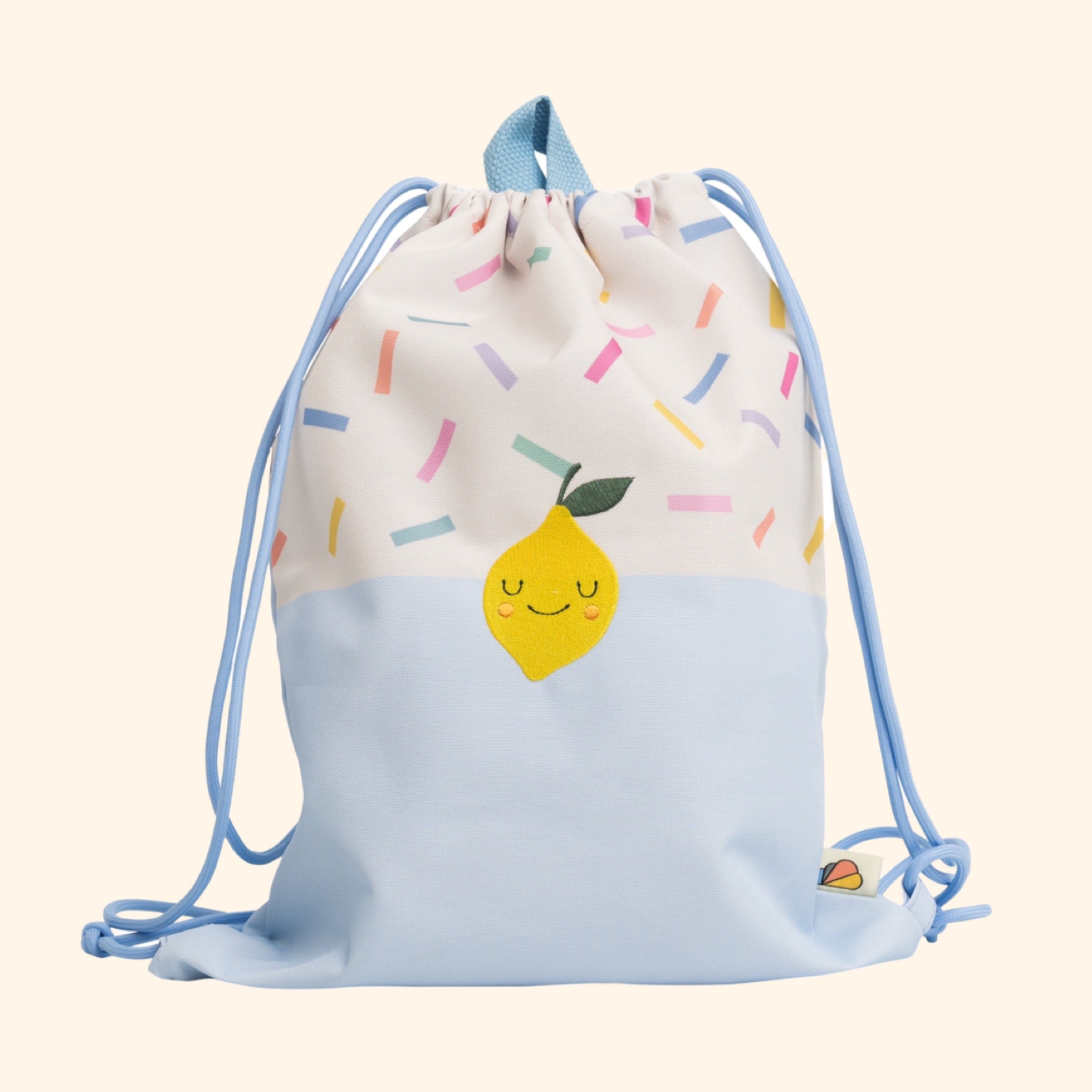 Découvrez le Sac à Cordon pour enfants, un compagnon pratique et ludique pour toutes leurs aventures. Fabriqué en matériau rPET respectueux de l'environnement, ce sac spacieux et coloré offre durabilité et style, parfait pour l'école, le sport et les sorties.