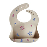 Découvrez nos bavoirs en silicone conçus en Allemagne, parfaits pour les repas des tout-petits. Faciles à nettoyer et à ranger, sans BPA, BPS et PVC, avec une boutonnière renforcée pour plus de sécurité. Idéaux pour un repas sans désordre.