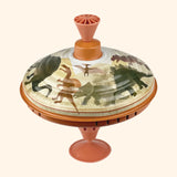 Toupie en métal Dino, un jouet classique pour tous les âges. Tirez, poussez et regardez-la tourner avec un joli bourdonnement. Des heures de plaisir garanties !