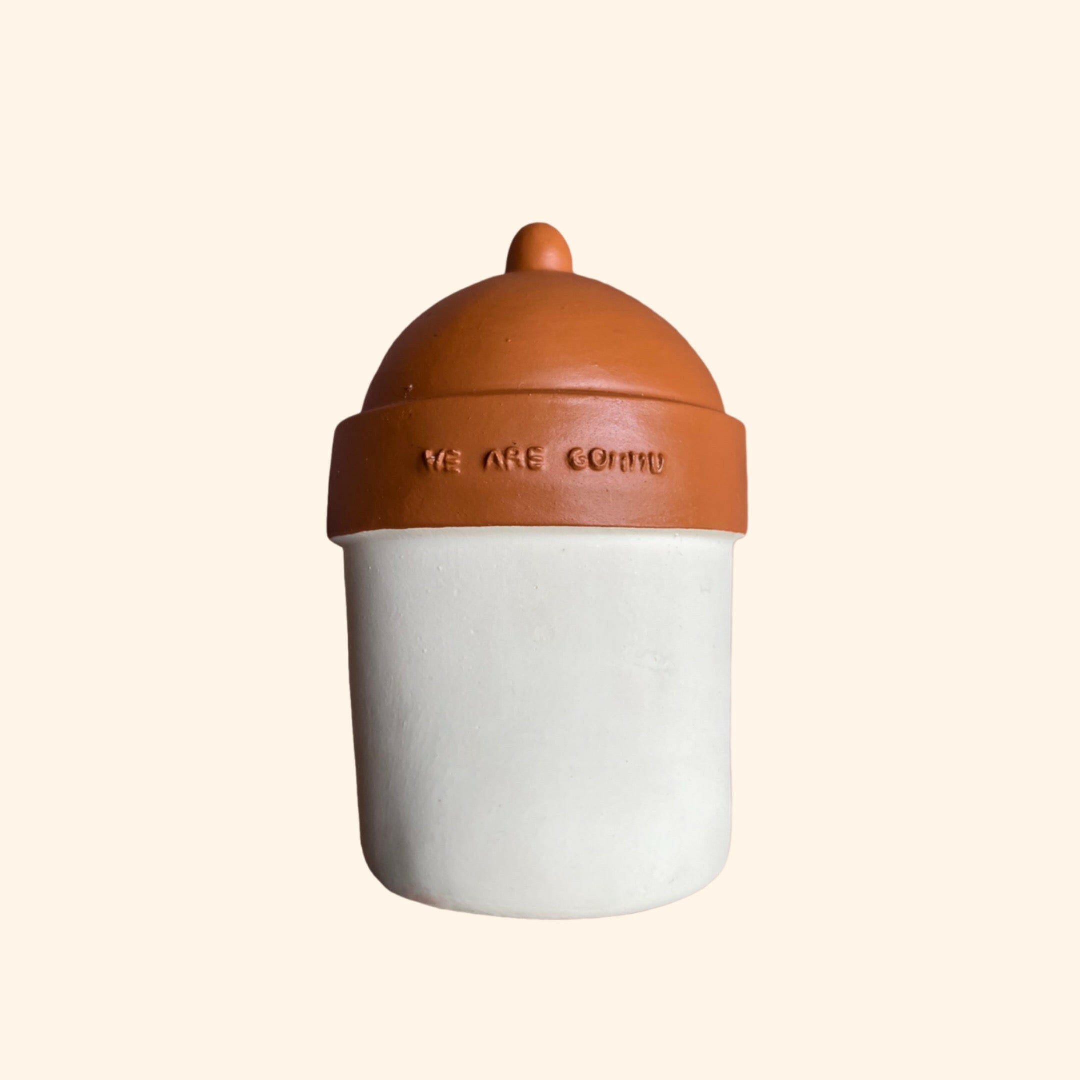 Découvrez le biberon de la famille GOMMU, un compagnon écologique et sûr pour votre tout-petit. Fabriqué à partir de la sève blanche d'hévéa, ce biberon est entièrement biodégradable, offrant ainsi une alternative durable aux produits traditionnels. Chaque biberon GOMMU est unique, fabriqué à la main avec soin et attention, ce qui signifie qu'il peut présenter de petites imperfections, ajoutant à son charme artisanal.