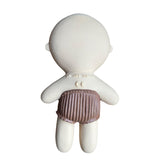 Ce petit bébé de la marque WE ARE GOMMU est le jeu parfait pour les petits qui souhaitent imiter maman et s'occuper d'un petit bébé