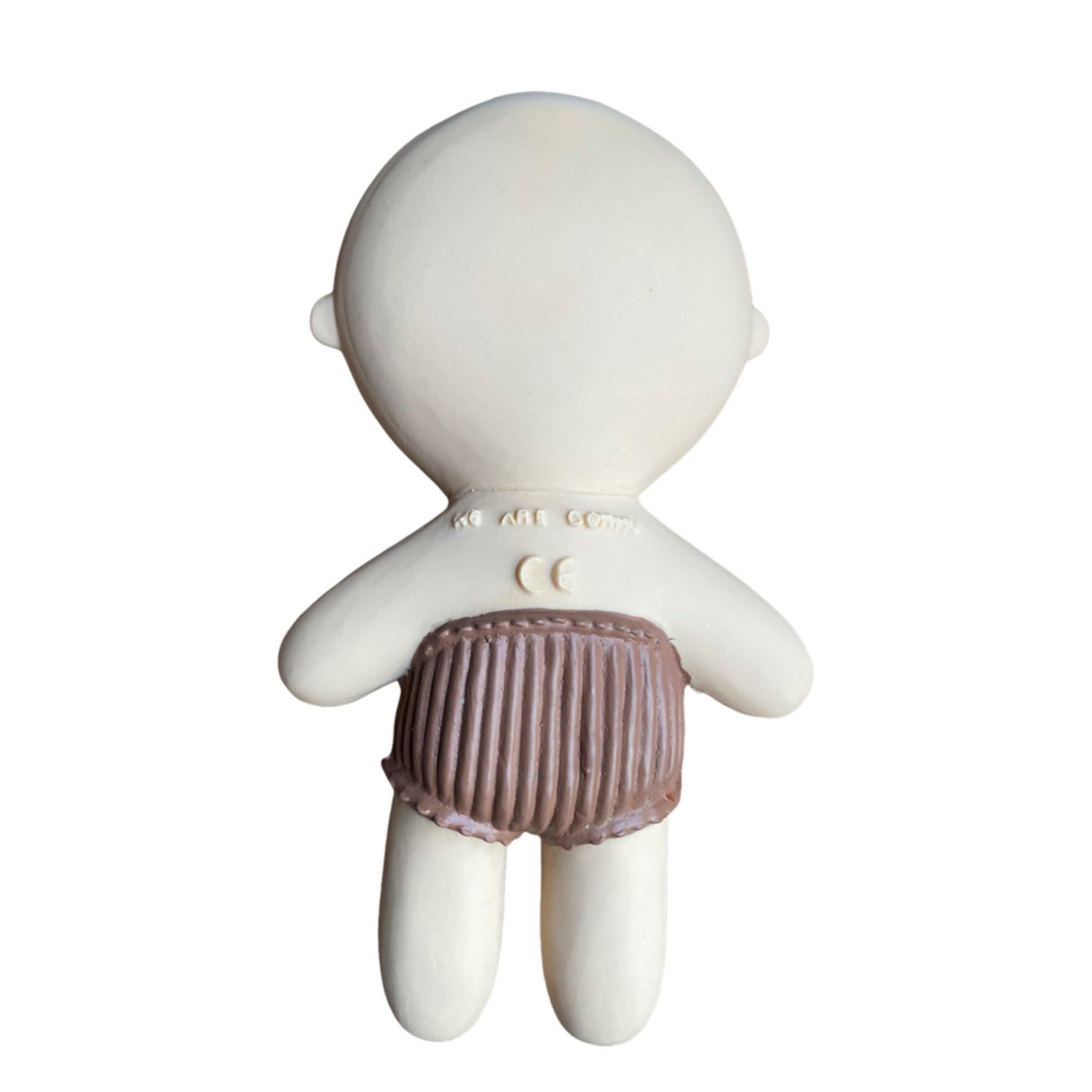 Ce petit bébé de la marque WE ARE GOMMU est le jeu parfait pour les petits qui souhaitent imiter maman et s'occuper d'un petit bébé