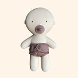 Découvrez le Mini Bébé Gommu, le petit poupon irrésistiblement doux de la marque WE ARE GOMMU. De petite taille mais rempli de charme, ce mini bébé sera le compagnon idéal de votre tout-petit, que ce soit à la maison ou même dans son bain ! Grâce à sa conception hermétique et sans trous, vous pouvez être assuré(e) qu'aucune moisissure ne viendra perturber son hygiène parfaite.
