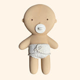 Découvrez le Mini Bébé GOMMU, le petit poupon irrésistiblement doux de la marque WE ARE GOMMU. De petite taille mais rempli de charme, ce mini bébé sera le compagnon idéal de votre tout-petit, que ce soit à la maison ou même dans son bain ! Grâce à sa conception hermétique et sans trous, vous pouvez être assuré(e) qu'aucune moisissure ne viendra perturber son hygiène parfaite.