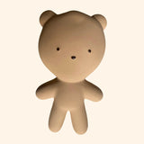 Découvrez le petit ours doudou de la marque WE ARE GOMMU, une peluche en caoutchouc unique et écologique, conçue pour accompagner votre enfant dans ses plus belles aventures. Fabriqué artisanalement en petite série, ce compagnon est le parfait allié pour les petits et les grands.