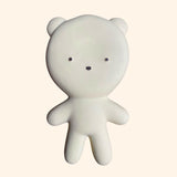 Découvrez le petit ours doudou de la marque WE ARE GOMMU, une peluche en caoutchouc unique et écologique, conçue pour accompagner votre enfant dans ses plus belles aventures. Fabriqué artisanalement en petite série, ce compagnon est le parfait allié pour les petits et les grands.