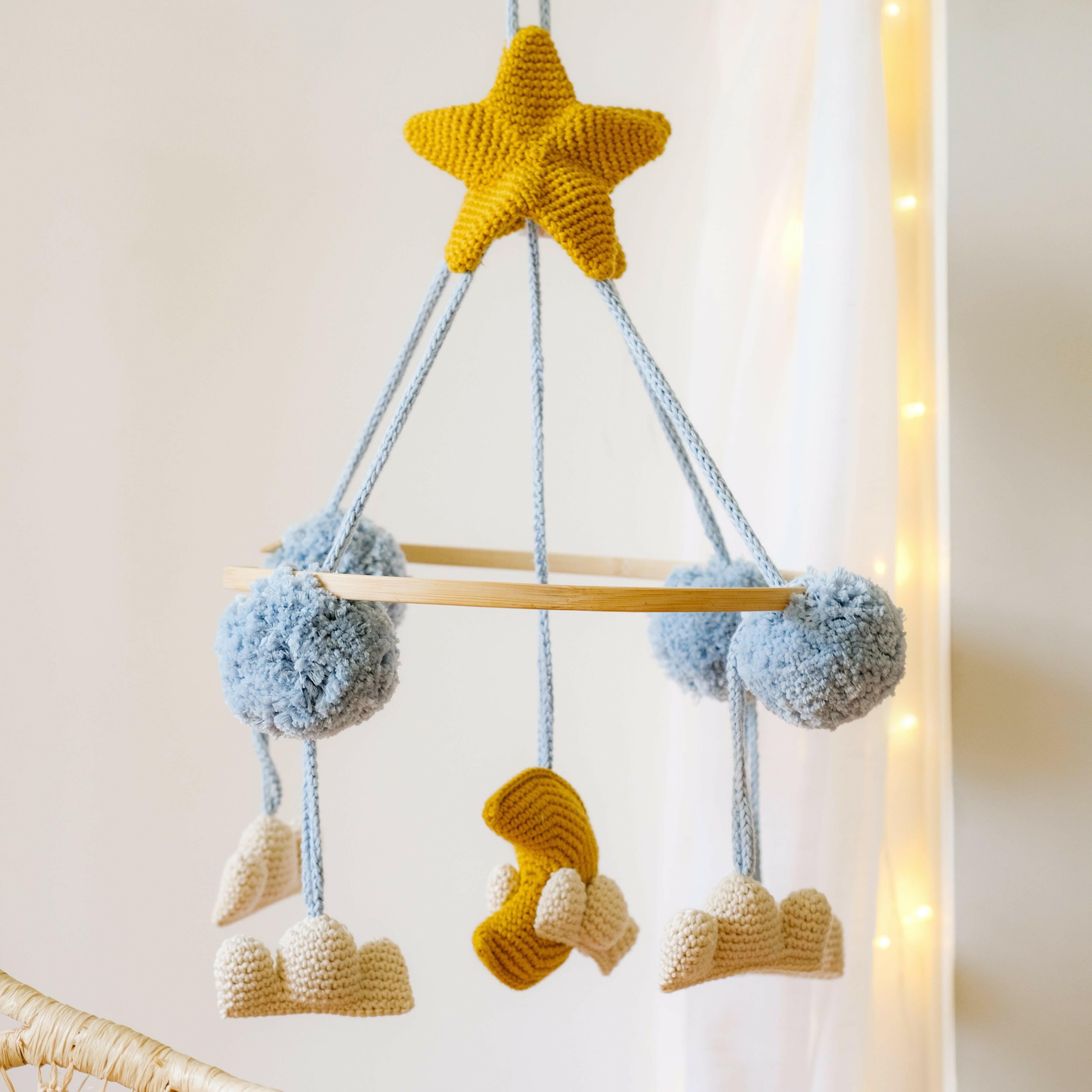 Ce mobile ciel de nuit est une idée cadeau de naissance originale et éco-responsable! Fabriqué dans le respect de l'environnement, il est composé à 100% de coton biologique certifié GOTS. Son rembourrage et son packaging sont également en coton biologique, contribuant ainsi à réduire les déchets.