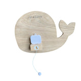 la Boîte à Musique Baleine diffuse une mélodie douce qui enveloppe vos tout-petits de confort et de bien-être. Elle sera la compagne fidèle, embellissant les nuits de votre enfant avec une mélodie enchanteresse qui perdurera au fil des années.