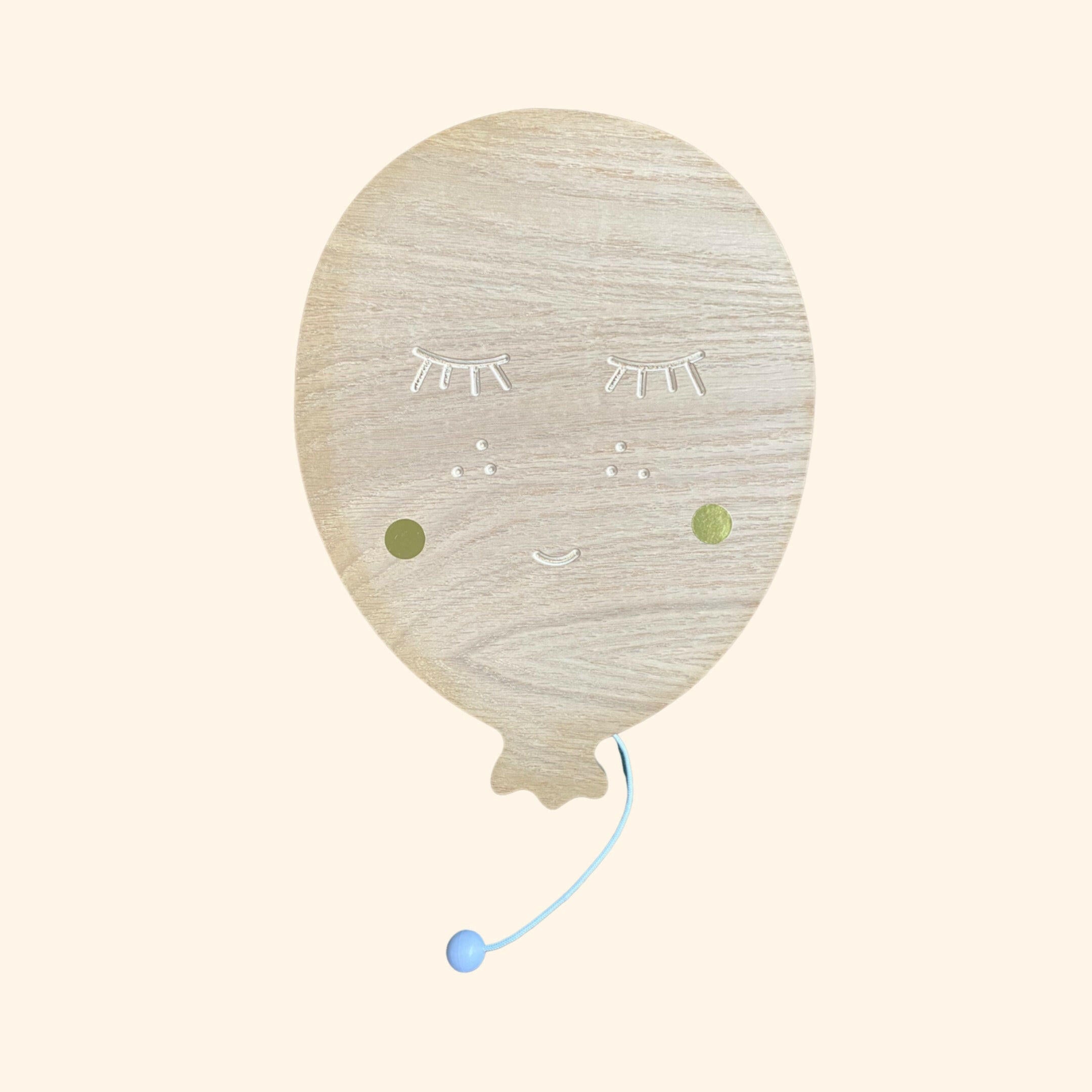 la Boîte à Musique Ballon diffuse une mélodie douce qui enveloppe vos tout-petits de confort et de bien-être. Elle sera la compagne fidèle, embellissant les nuits de votre enfant avec une mélodie enchanteresse qui perdurera au fil des années.