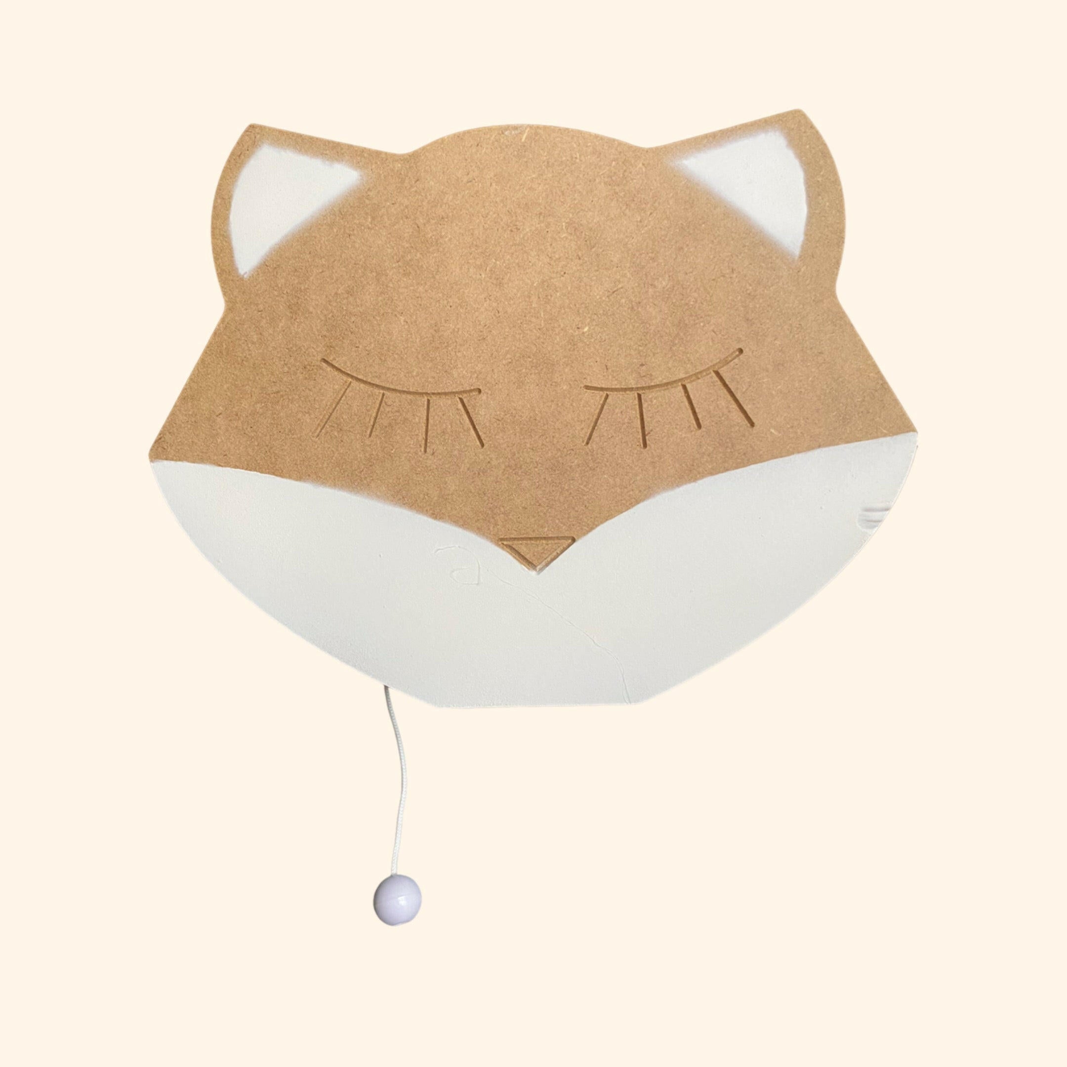  la Boîte à Musique Renard diffuse une mélodie douce qui enveloppe vos tout-petits de confort et de bien-être. Elle sera la compagne fidèle, embellissant les nuits de votre enfant avec une mélodie enchanteresse qui perdurera au fil des années.