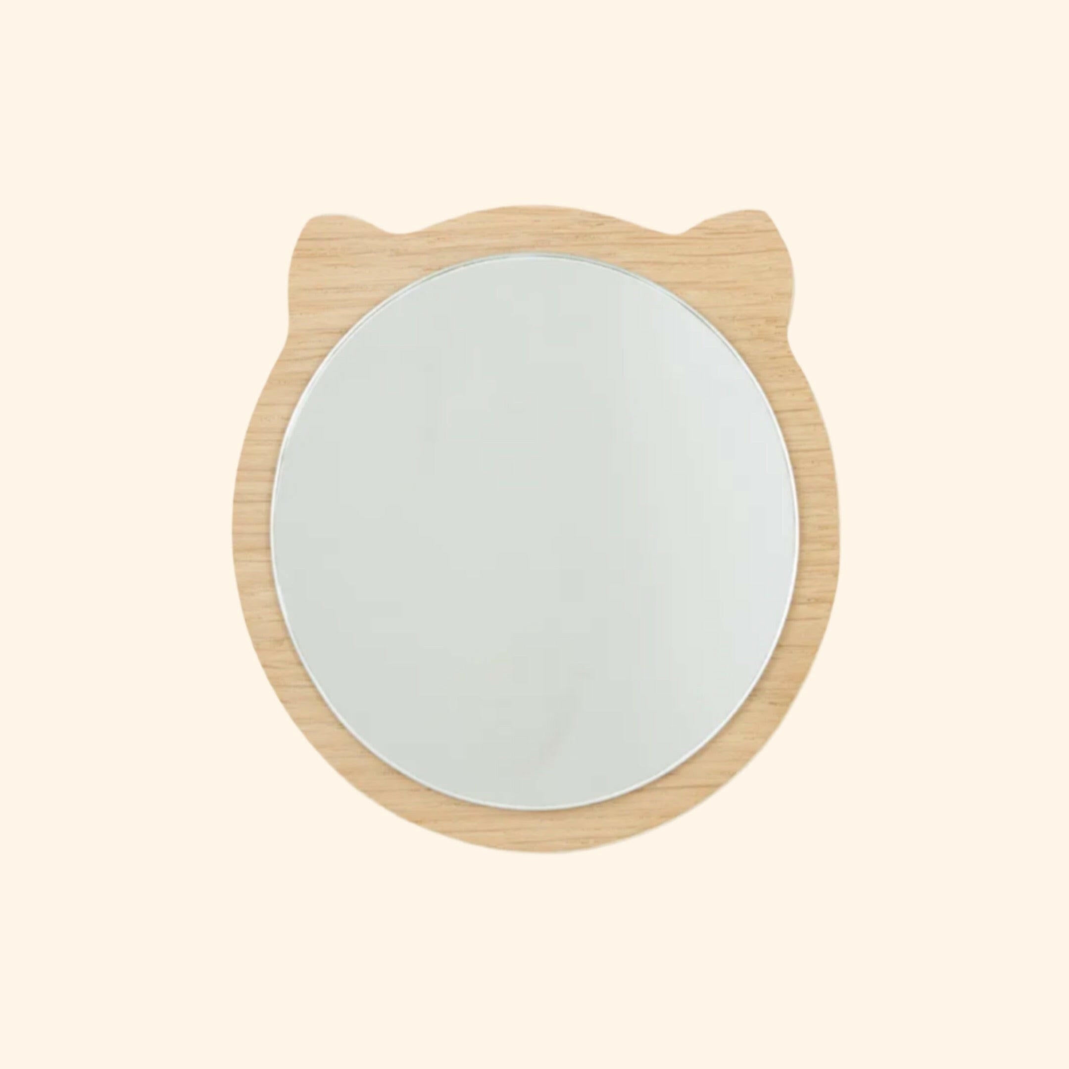 Miroir Ours en bois, une pièce charmante conçue spécialement pour la chambre d'enfant. Le cadeau de naissance mixte parfait, ce miroir allie fonctionnalité et esthétisme avec une touche d'élégance ludique.