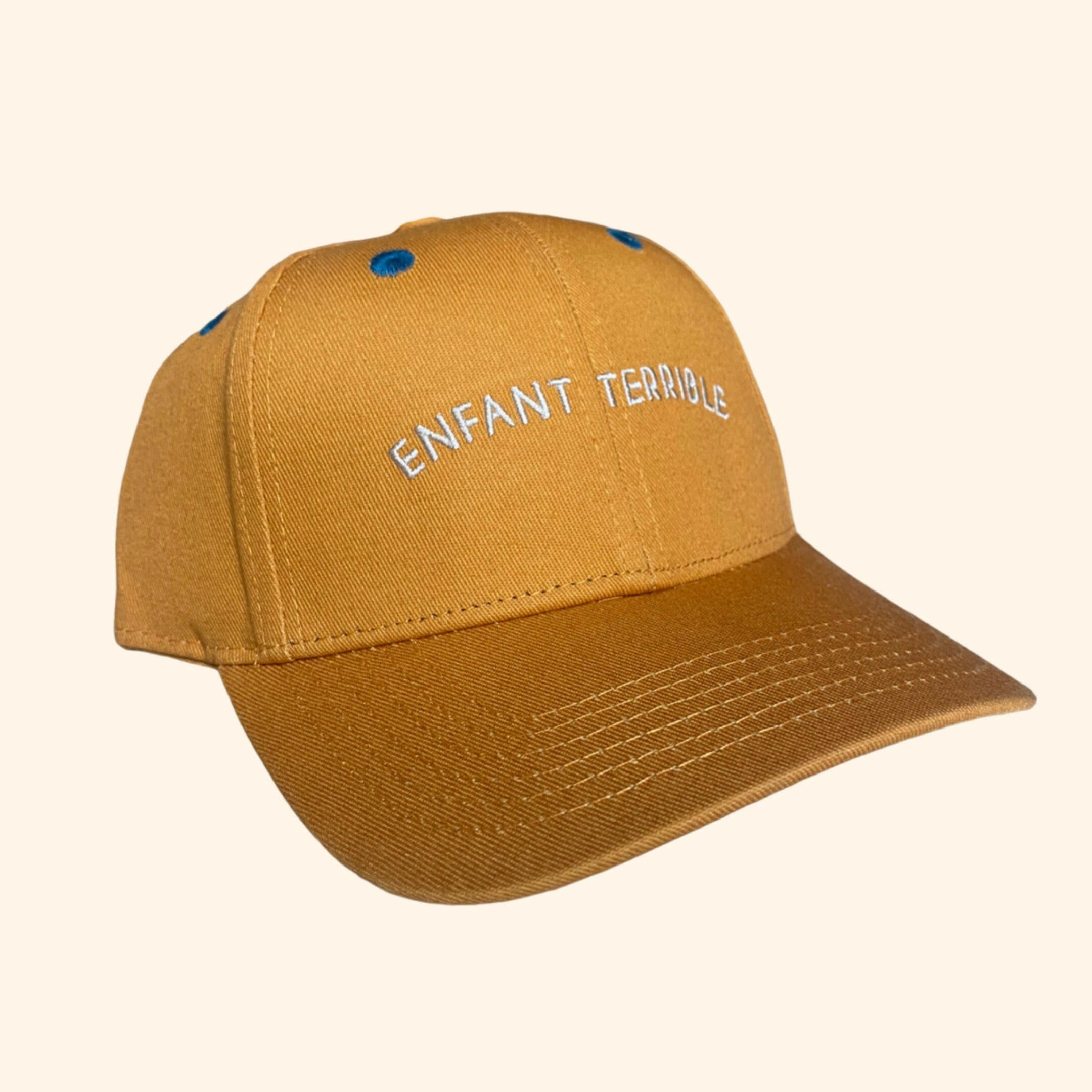 Cette adorable casquette CHAMAYE pour enfant est parfaite pour compléter le look de votre petit bout avec style et confort. De couleur jaune vif, elle est agrémentée d'une broderie blanche "Enfant Terrible" 