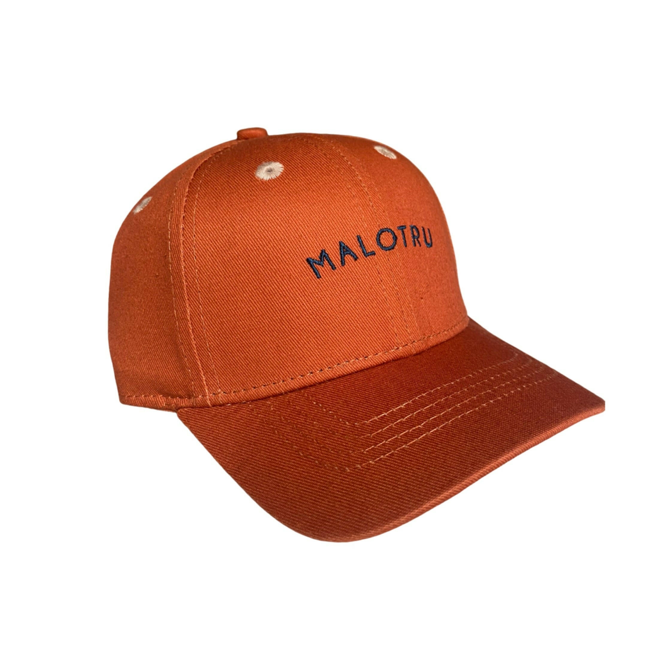 Cette adorable casquette pour bébé est parfaite pour compléter le look de votre petit bout avec style et confort. De couleur orange, elle est agrémentée d'une broderie bleue malotru