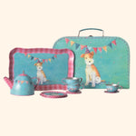 Découvrez le set de thé en métal Eliot pour enfants dès 3 ans. Décoré pour la fête et assorti au chien Eliot, avec une valisette en carton pratique. Parfait pour des moments de jeu joyeux et créatifs.