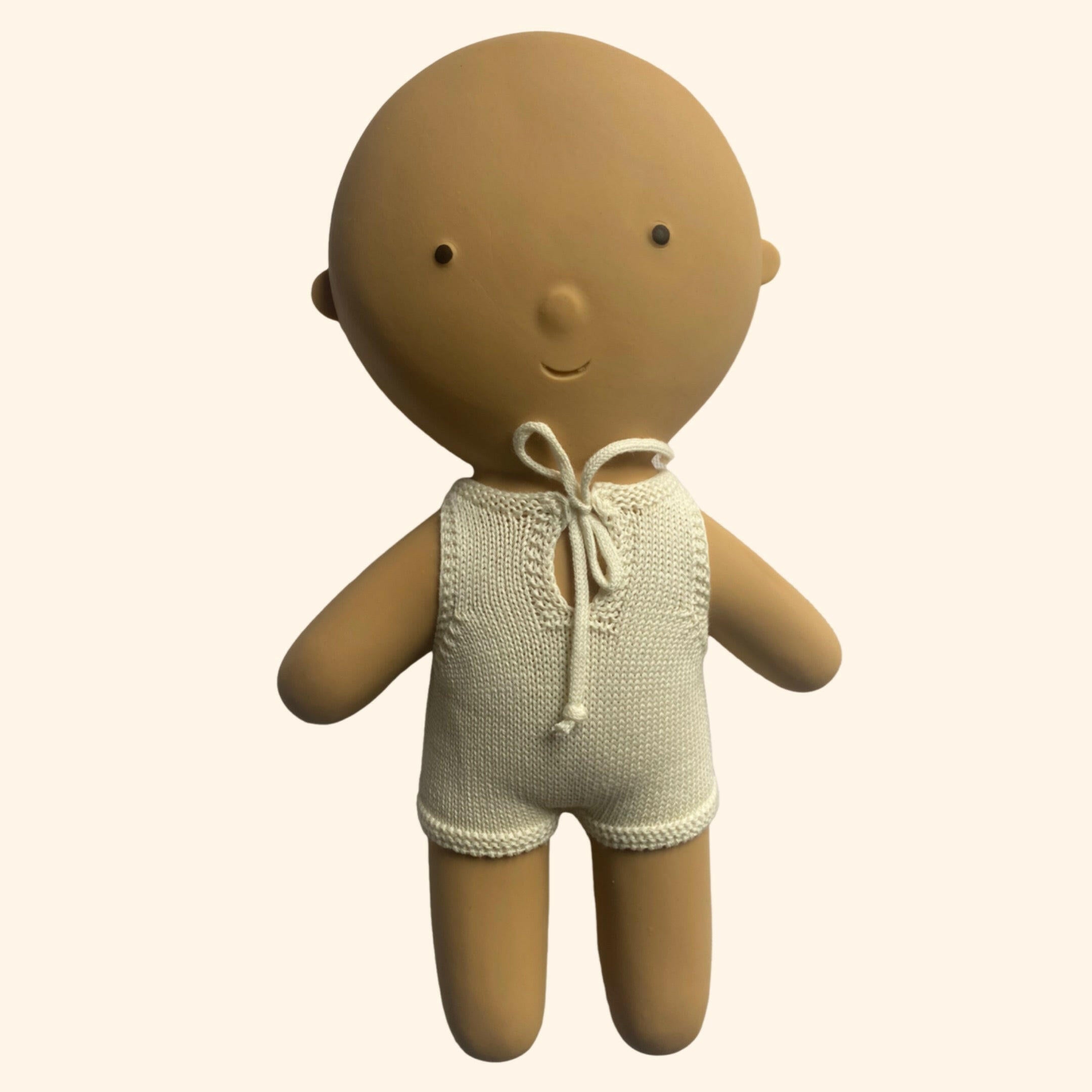 Découvrez le Bébé GOMMU, un adorable poupon créé par la marque WE ARE GOMMU, conçu pour être le compagnon de jeu idéal de votre tout-petit. Ce doux bébé sera présent à ses côtés au quotidien, même lors de ses moments de baignade, grâce à sa conception hermétiquement fermée et sans trous, garantissant une hygiène parfaite sans risque de moisissure.