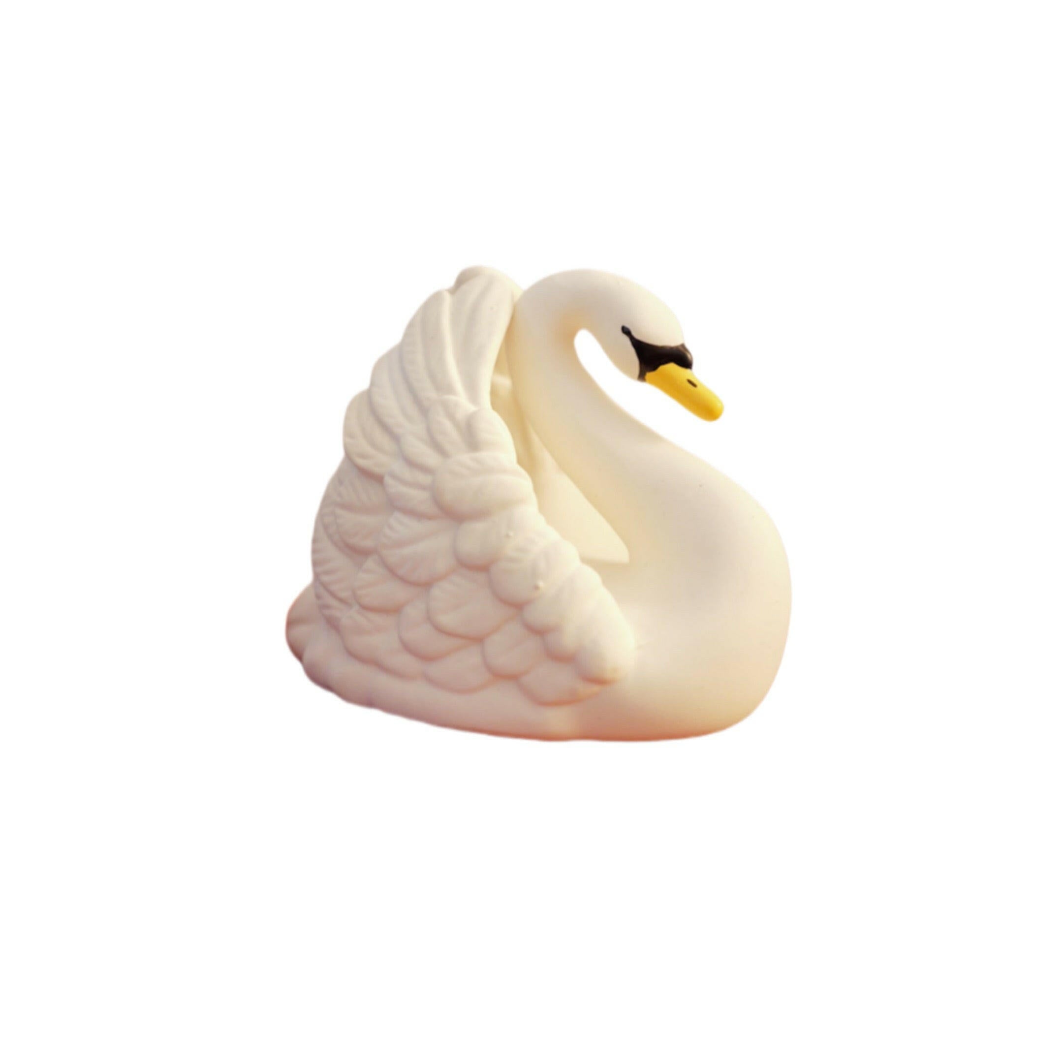 Le jouet de bain Cygne de Natruba est le compagnon idéal pour rendre l'heure du bain encore plus amusante et sensorielle pour votre bébé. Fabriqué à partir de caoutchouc 100% naturel issu de l'Hévéa