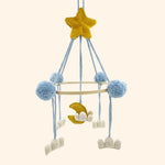 Ce mobile ciel de nuit est une idée cadeau de naissance originale et éco-responsable!  Fabriqué dans le respect de l'environnement, il est composé à 100% de coton biologique certifié GOTS. Son rembourrage et son packaging sont également en coton biologique, contribuant ainsi à réduire les déchets.