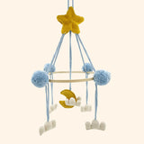 Ce mobile ciel de nuit est une idée cadeau de naissance originale et éco-responsable!  Fabriqué dans le respect de l'environnement, il est composé à 100% de coton biologique certifié GOTS. Son rembourrage et son packaging sont également en coton biologique, contribuant ainsi à réduire les déchets.