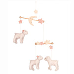 Magnifique mobile Mary avec agneaux et étoiles en double gaze. Parfait pour décorer la chambre de bébé et l'apaiser. À suspendre sur un bras mobile en bois.