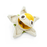 Ce jouet est une idée de cadeau originale et écologique. Réversible, il prend la forme d'un citron et se transforme en fleur. En manipulant ce jouet, l'enfant stimule sa motricité et découvre que le citron provient d'une petite fleur, une leçon en accord avec la pédagogie Montessori.