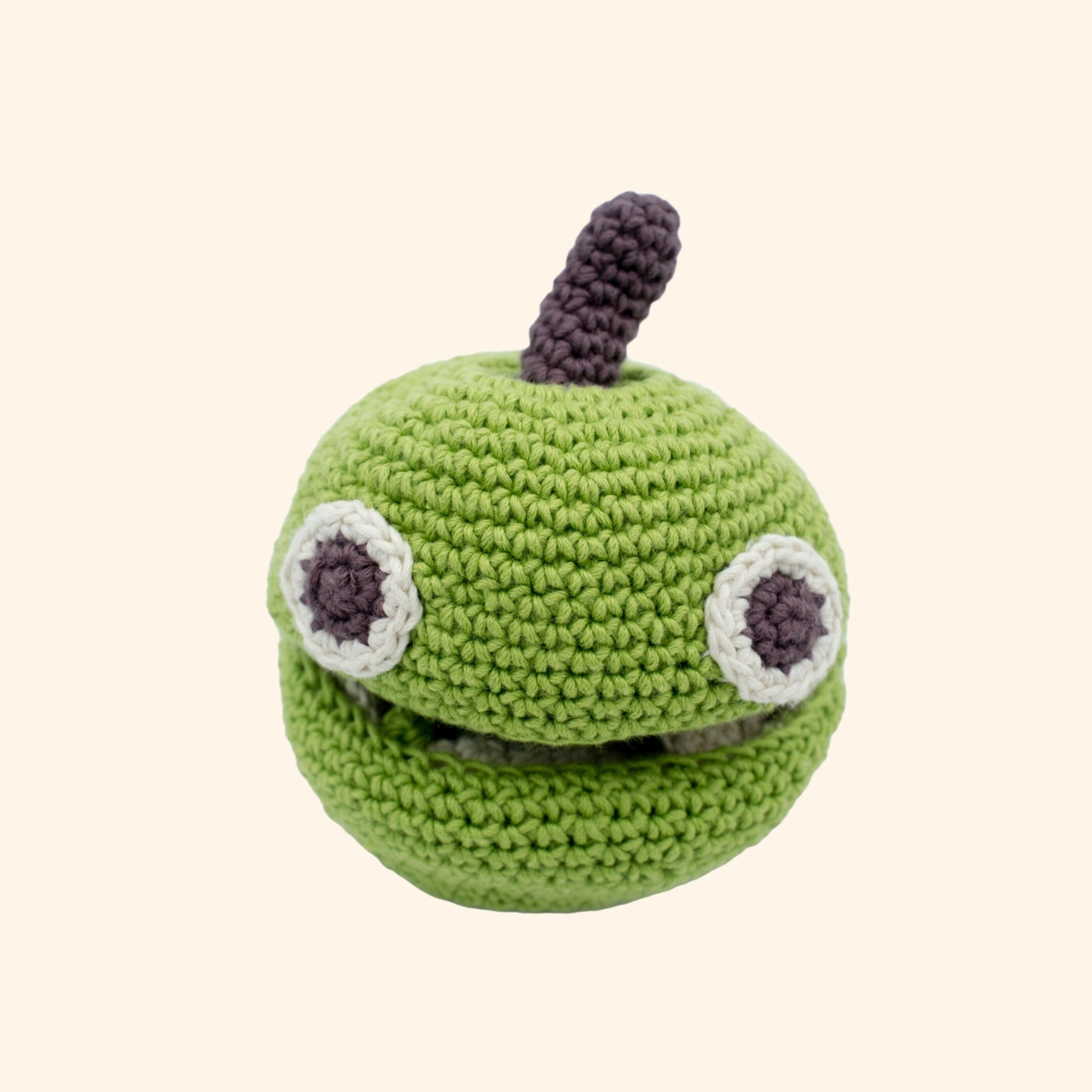 Ce jouet est une idée de cadeau originale et écologique. Réversible, il prend la forme d'une pomme et se transforme en fleur. En manipulant ce jouet, l'enfant stimule sa motricité et découvre que la pomme provient d'une petite fleur, une leçon en accord avec la pédagogie Montessori.
