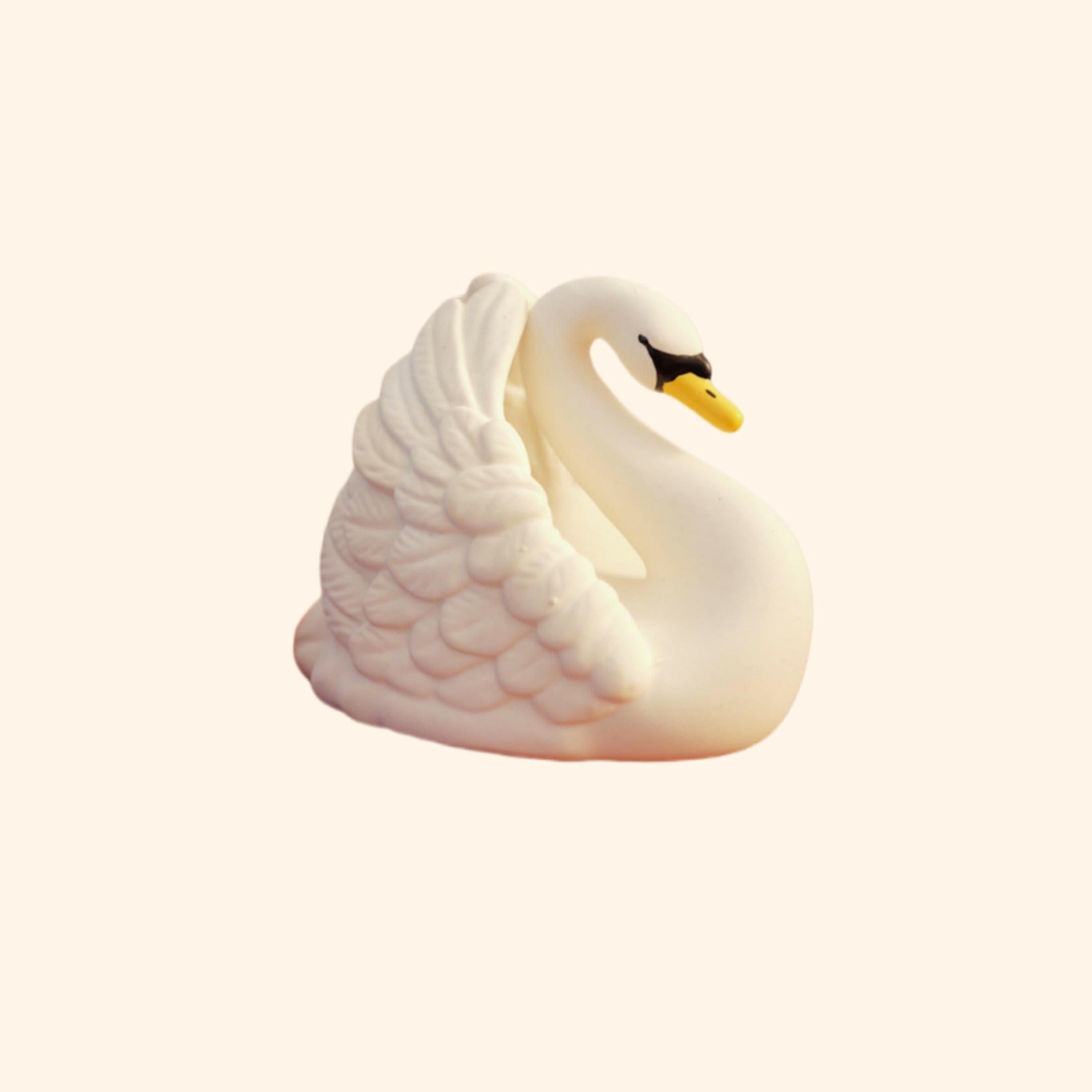 Le jouet de bain Cygne de Natruba est le compagnon idéal pour rendre l'heure du bain encore plus amusante et sensorielle pour votre bébé. Fabriqué à partir de caoutchouc 100% naturel issu de l'Hévéa