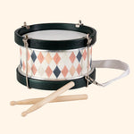 Petit tambour en bois avec lanière ajustable, parfait pour les enfants dès 3 ans. Créez des rythmes joyeux et stimulez leur créativité musicale !