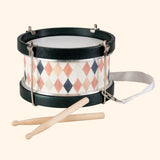 Petit tambour en bois avec lanière ajustable, parfait pour les enfants dès 3 ans. Créez des rythmes joyeux et stimulez leur créativité musicale !