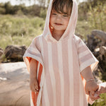 Découvrez le poncho de plage enfant en 100% coton biologique avec capuche et intérieur éponge. Confortable et pratique, idéal pour la plage, la piscine et les vacances. Tailles de 0 à 3 ans. Séchage rapide, doux et écologique. Chez PABO, tous nos produits sont proposés à des prix réduits en raison d'imperfections.