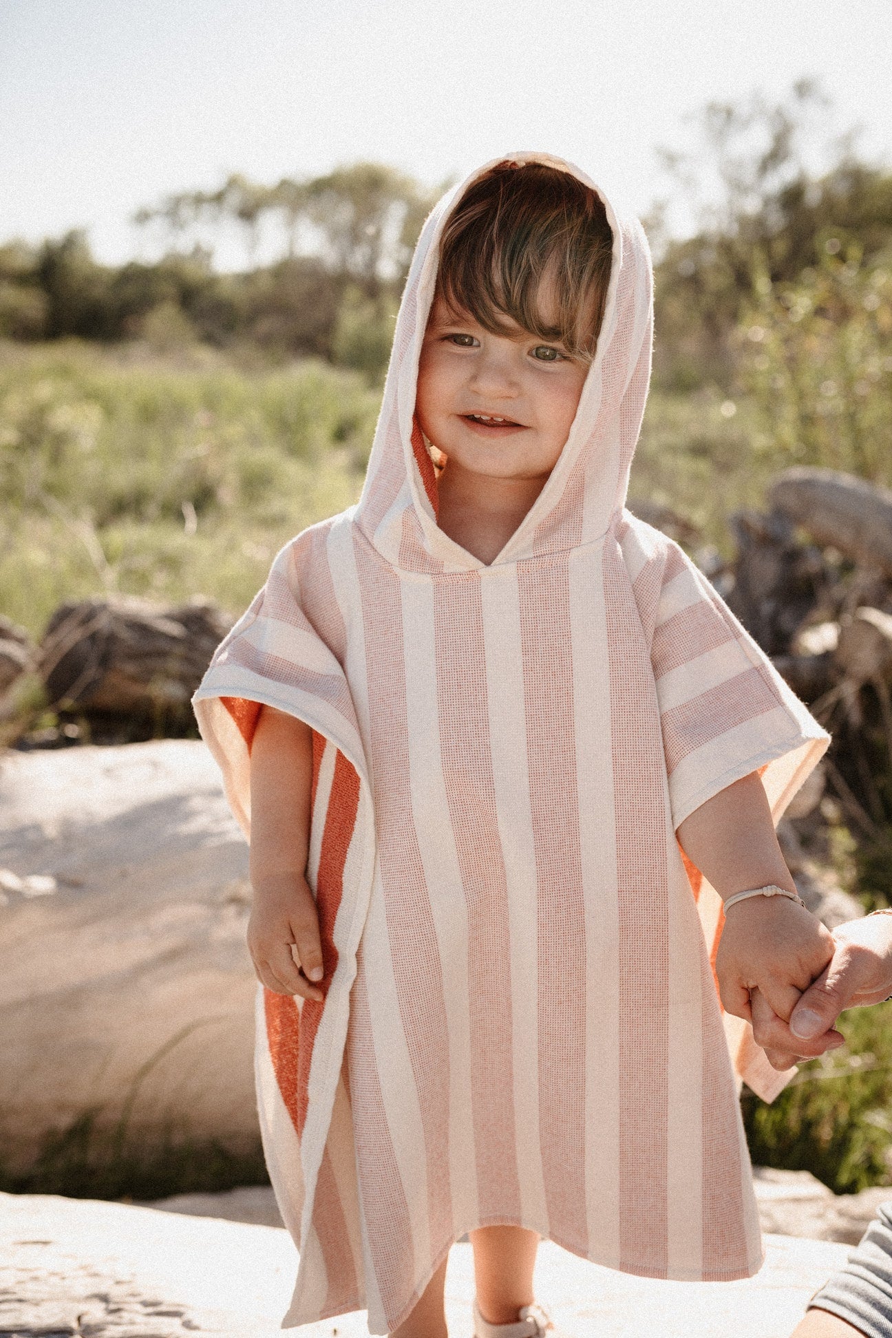 Découvrez le poncho de plage enfant en 100% coton biologique avec capuche et intérieur éponge. Confortable et pratique, idéal pour la plage, la piscine et les vacances. Tailles de 0 à 3 ans. Séchage rapide, doux et écologique. Chez PABO, tous nos produits sont proposés à des prix réduits en raison d'imperfections.