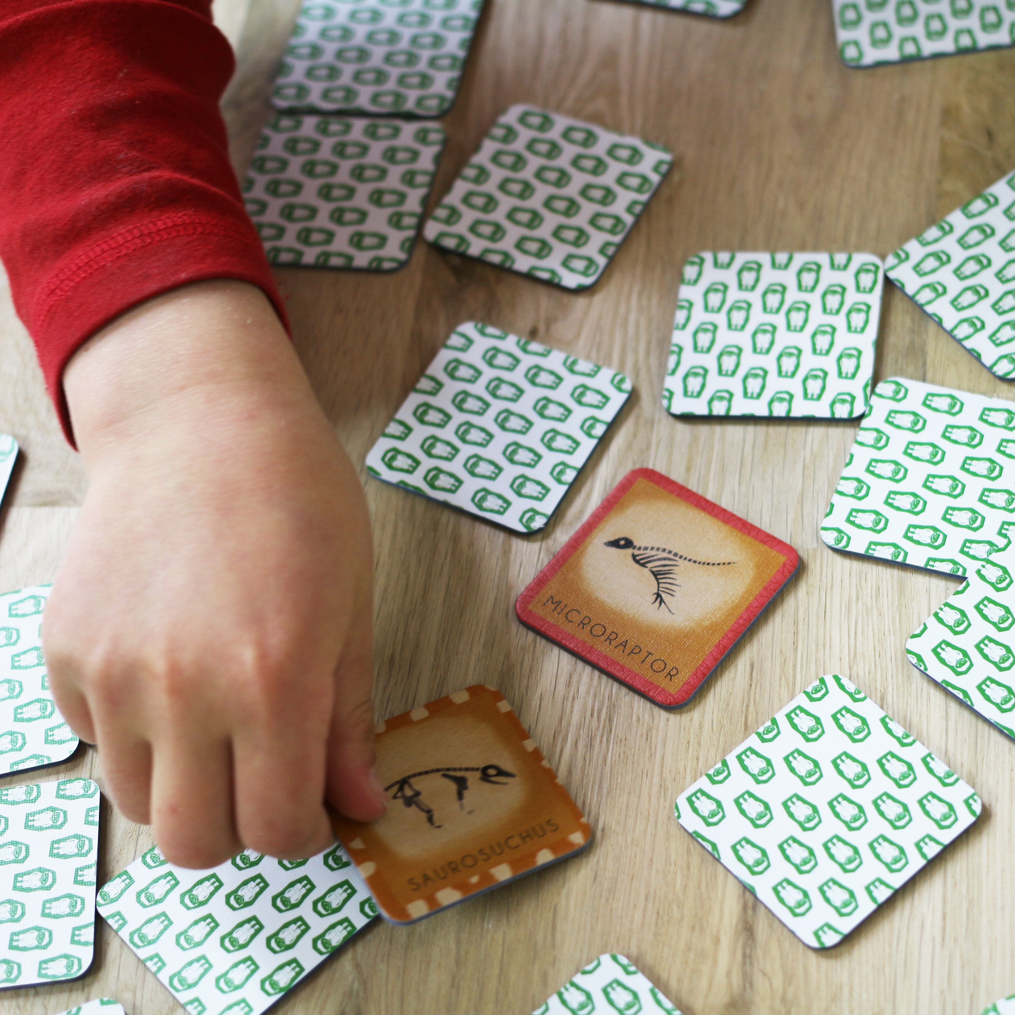 Mémo Rigolos - Le Dino et son Squelette : Un jeu de mémoire éducatif pour enfants dès 4 ans. Associez dinosaures et squelettes pour développer mémoire et observation. Illustré, écologique et sans plastique. Idéal pour la famille !